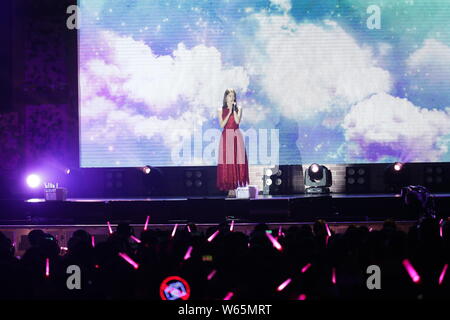 Chanteuse et actrice sud-coréenne Lim Yoon-ah, mieux connu sous le nom de buy, Corée du Sud groupe de pop Girls' Generation effectue au cours de la réunion d' Ventilateur Buy Banque D'Images