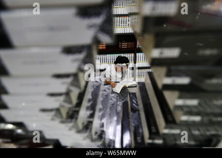 --FILE--un élève lit livres pendant les vacances d'été dans le district de Qianjiang, Chongqing, Chine, le 7 août 2018. Comme une nouvelle année scolaire est l'élaboration Banque D'Images