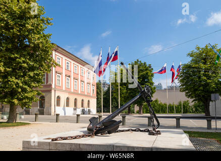 Monument aux victimes de toutes les guerres et le monument à ancrage Sidro Place du Congrès de l'Union européenne l'Europe Slovénie Ljubljana Banque D'Images