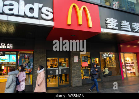 --FILE--piétons passent devant un restaurant de fast-food McDonald's à Shanghai, Chine, 12 janvier 2018. Un avocat de Beijing a mis en garde contre le risque de d Banque D'Images