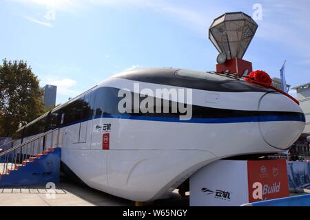 --FILE--un train de la 'Yungui' ou 'SkyRail' monorail développé par Chinese new-énergie fabricant de véhicules BYD est sur affiché dans Huai'an c Banque D'Images