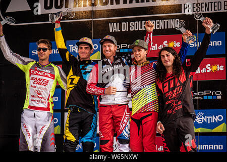 VAL DI SOLE, TRENTIN, ITALIE - 22 août 2015. L'ensemble de la série podium à la Descente de vélo de montagne UCI Coupe du monde. 1ère Aaron Gwin, 2ème Loic Bruni, 3e Banque D'Images