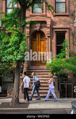 New York brownstone, vue en été d'un immeuble brownstone typique dans le Hell's Kitchen / Centre-ville de Manhattan, New York City, USA. Banque D'Images