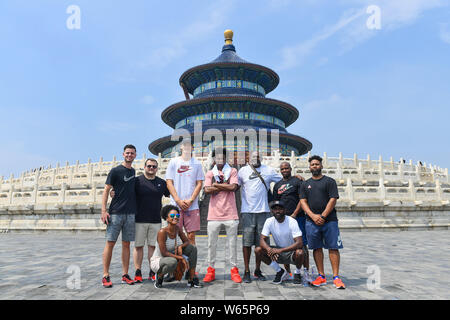 Star de la NBA De'Aaron Fox de Sacramento Kings, centre, pose pour des photos en face de la salle de prière pour les bonnes récoltes dans le Temple du Ciel, également kno Banque D'Images