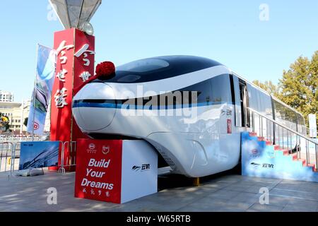 --FILE--un train de la 'Yungui' ou 'SkyRail' monorail développé par Chinese new-énergie fabricant de véhicules BYD est sur affiché dans Huai'an c Banque D'Images