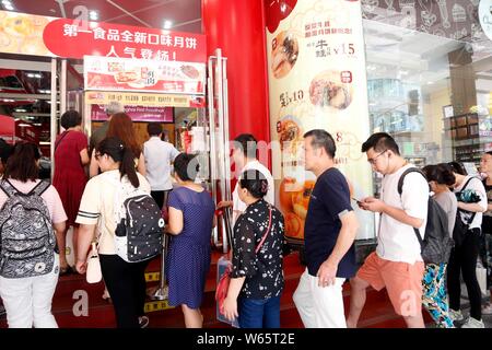 - Un fichier clients chinois--queue pour acheter des gâteaux farcis aux crevettes et fromage, chou mariné et bullfrog pour préchauffer le Mid-Autumn Festival à Banque D'Images