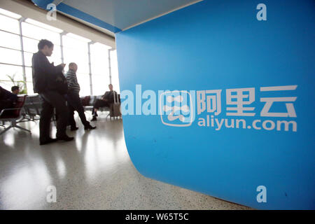 --FILE--une publicité pour Aliyun.com, le cloud computing en ligne de l'unité du groupe Alibaba, est photographié à une station de bus longue distance à Shanghai, Chi Banque D'Images