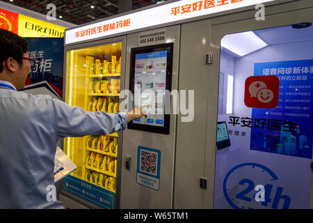 --FILE--un résident local achète des médicaments par le biais d'une réception ouverte 24h distributeur automatique de la plate-forme médicale en ligne chinois Ping, un bon médecin, d'un Ping Insuranc Banque D'Images