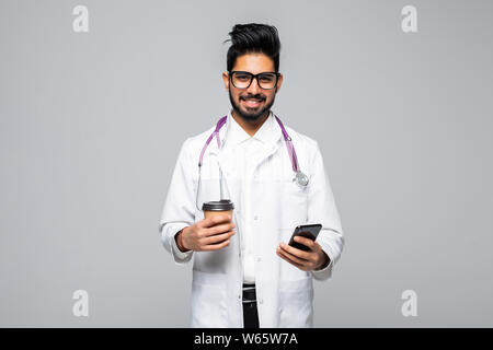 Photo de heureux médecin parlant au téléphone et de boire du café Banque D'Images
