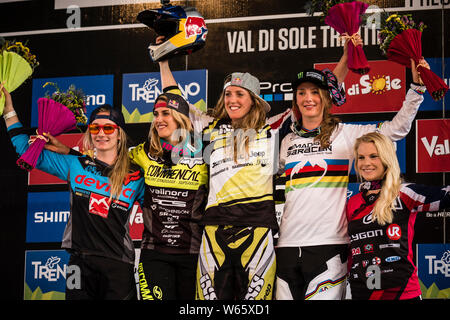 22 AOÛT 2015 - VAL DI SOLE, TRENTINO, en Italie. La Coupe du monde MTB UCI DH podium : 1. Rachel Atherton, 2. Myriam Nicole, 3. Manon Carpenter, 4. Tahnee Seagr Banque D'Images