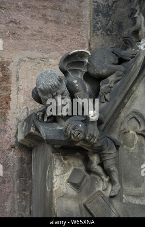 La figure du diable et boy, église saint Lorenz, Nuremberg, Franconia, centre-ville, de la Franconie, Bavière, Allemagne Banque D'Images