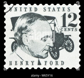 États-unis D'AMÉRIQUE - circa 1968 : timbre imprimé aux États-Unis montre Henry Ford (1863-1947) et car Ford Model T de 1909, vers 1968. Banque D'Images