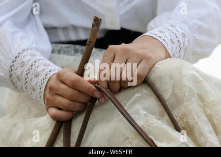 Cavalière dans l'ouest de costume, rênes en mains retenus Banque D'Images
