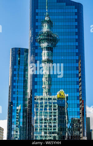 Reflet de l'Auckland Sky Tower. Bâtiment le plus élevé de l'hémisphère sud Banque D'Images