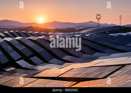 --FILE--les panneaux solaires sont installés à une centrale photovoltaïque à Hong'an, ville de Huanggang, province de Hubei en Chine centrale, 21 juillet 2018. Banque D'Images