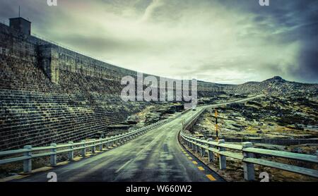 Mountain Road dans la Serra da Estrela, Portugal Banque D'Images