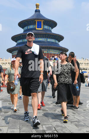 Star de la NBA Kevin Love des Cleveland Cavaliers visite la salle de prière pour les bonnes récoltes dans le Temple du Ciel, Tiantan, également connu sous le nom de Beijing, Chi Banque D'Images