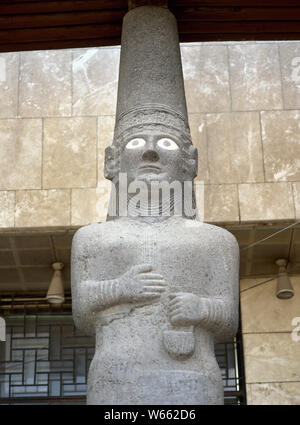 La civilisation de la Méditerranée orientale. La Syrie. Culture Halaf (6100-5100 BC). À l'âge de fer Hittite Règlement de Tell Halaf. Détail d'un siège à caryatide qui gardaient le temple de Tell Halaf, placé à l'entrée de l'immeuble du Musée National d'Alep. (Photo prise avant la guerre civile). Banque D'Images