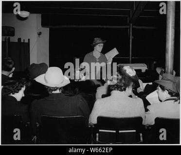 Haskell Comté, Kansas. ...[A] de l'église chrétienne en Sublette. Comme beaucoup d'autres capacités. . . ; Portée et contenu : la légende complète se lit comme suit : Haskell Comté, Kansas. ...[A] de l'église chrétienne en Sublette. Comme beaucoup d'autres bâtiments dans le comté, c'est semi-souterraines. Comme c'est le cas dans de nombreuses communautés rurales, plus de femmes que d'hommes vont régulièrement à l'église. La taille de la Congrégation chrétienne est due en partie à la personnalité de son pasteur. D'autres églises sont Méthodistes et l'Église de Dieu. Cette dernière est considérée comme anormale par queer et les méthodistes et les chrétiens. Banque D'Images