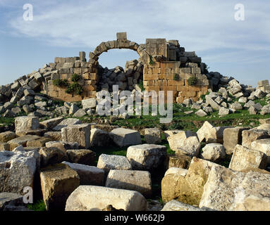 La Syrie. Apamée. Le nord de l'Antioche ou Gate. Roman. 2ème ANNONCE de siècle. À la fin du Cardo Maximus. (Photo prise avant la guerre civile). Banque D'Images