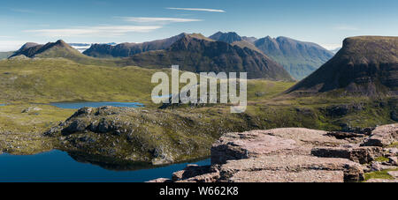 Vue sur Rue Loch Mor vers Beinn Dearg Beag, Beinn Dearg Mor et une Fisherfield Teallach, Forêt, Ecosse Banque D'Images