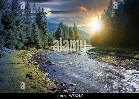 Changement d'heure jour et nuit au-dessus de la rivière de montagne concept en forêt. belle nature paysages d'automne. sapins par la rive. synevyr national park Banque D'Images