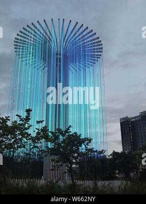 Vue d'un spectacle de lumière installation pour la célébration du 40e anniversaire de la réforme et de l'ouverture à la gare Nord de Shenzhen dans Sh Banque D'Images