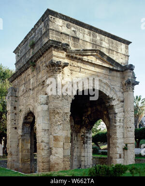 La Syrie. Lattaquié. Tetraporticus. Il a été construit ca. AD 183 en l'honneur de l'empereur romain Septime Sévère. (Photo prise avant la guerre civile en Syrie). Banque D'Images