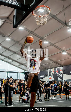Star de la NBA LeBron James de Los Angeles Lakers montre au basket-ball au cours de sa visite en Chine à Shanghai, Chine, 25 août 2018. Banque D'Images