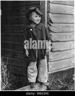 Haskell Comté, Kansas. Les deux enfants illustré...sont frère et sœur. Leur père est un locataire fa . . . ; Portée et contenu : la légende complète se lit comme suit : Haskell Comté, Kansas. Les deux enfants illustré...sont frère et sœur. Leur père est un fermier, et fonctionne sur une trop petite échelle pour pouvoir vivre correctement sauf dans les meilleures conditions. Banque D'Images