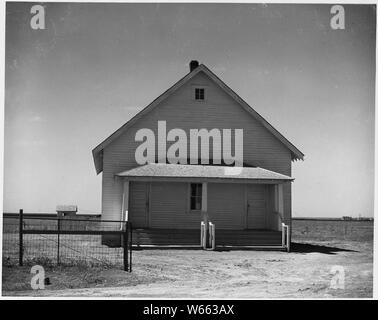 Haskell Comté, Kansas. Il y a dans Haskell Comté un grand nombre de variables et de l'utilisation d'une roo . . . ; Portée et contenu : la légende complète se lit comme suit : Haskell Comté, Kansas. Il y a dans Haskell Comté un grand nombre de variables et de l'exploitation d'une chambre d'écoles, d'un grade à l'école consolidée et Sublette deux écoles secondaires. Une autre école secondaire, juste en dehors de la comté, propose un certain nombre d'enfants dans une partie du comté. Les gens ici sont beaucoup intéressés à toutes leurs écoles, beaucoup plus que n'est vrai dans de nombreuses parties du pays, et c'est la règle générale que tous les non-enfant Mennonite g Banque D'Images