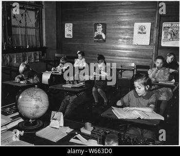 Haskell Comté, Kansas. Il y a dans Haskell Comté un grand nombre de variables et de l'utilisation d'une roo . . . ; Portée et contenu : la légende complète se lit comme suit : Haskell Comté, Kansas. Il y a dans Haskell Comté un grand nombre de variables et de l'exploitation d'une chambre d'écoles, d'un grade à l'école consolidée et Sublette deux écoles secondaires. Une autre école secondaire, juste en dehors de la comté, propose un certain nombre d'enfants dans une partie du comté. Les gens ici sont beaucoup intéressés à toutes leurs écoles, beaucoup plus que n'est vrai dans de nombreuses parties du pays, et c'est la règle générale que tous les non-enfant Mennonite g Banque D'Images