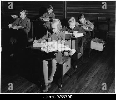 Haskell Comté, Kansas. Il y a dans Haskell Comté un grand nombre de variables et de l'utilisation d'une roo . . . ; Portée et contenu : la légende complète se lit comme suit : Haskell Comté, Kansas. Il y a dans Haskell Comté un grand nombre de variables et de l'exploitation d'une chambre d'écoles, d'un grade à l'école consolidée et Sublette deux écoles secondaires. Une autre école secondaire, juste en dehors de la comté, propose un certain nombre d'enfants dans une partie du comté. Les gens ici sont beaucoup intéressés à toutes leurs écoles, beaucoup plus que n'est vrai dans de nombreuses parties du pays, et c'est la règle générale que tous les non-enfant Mennonite g Banque D'Images