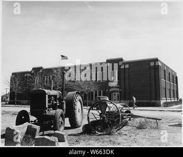 Haskell Comté, Kansas. Il y a dans Haskell Comté un grand nombre de variables et de l'utilisation d'une roo . . . ; Portée et contenu : la légende complète se lit comme suit : Haskell Comté, Kansas. Il y a dans Haskell Comté un grand nombre de variables et de l'exploitation d'une chambre d'écoles, d'un grade à l'école consolidée et Sublette deux écoles secondaires. Une autre école secondaire, juste en dehors de la comté, propose un certain nombre d'enfants dans une partie du comté. Les gens ici sont beaucoup intéressés à toutes leurs écoles, beaucoup plus que n'est vrai dans de nombreuses parties du pays, et c'est la règle générale que tous les non-enfant Mennonite g Banque D'Images