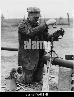 Haskell Comté, Kansas. Si les gens ici ne sont pas en mesure de faire beaucoup dans la voie de l'auto-suffisant . . . ; Portée et contenu : la légende complète se lit comme suit : Haskell Comté, Kansas. Si les gens ici ne sont pas en mesure de faire beaucoup dans la voie de l'agriculture auto-suffisante, ils essaient de faire eux-mêmes comme indépendant de l'extérieur de l aide compétente que possible. Presque chaque ferme a sa boutique, et la plupart des agriculteurs sont en mesure de la mécanique. Depuis l'ensemble de leur travail se fait avec des machines, ils doivent comprendre que tout travailleur doit comprendre les outils de son métier. Il y a toujours des emplois qui exigent une mécanique Banque D'Images