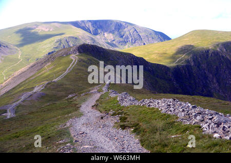 Le Wainwright Grasmoor à partir du chemin & Dry Stone Wall au S/W Haut de Grisedale Pike dans le Parc National du Lake District, Cumbria, England, UK. Banque D'Images