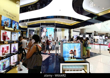 ---Fichier-clients achètent et les produits de beauté d'Estée Lauder à l'Haitang Bay DFS (duty free shop) Mall de la ville de Sanya, Chine du sud de Hainan Banque D'Images