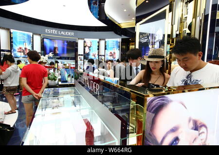 ---Fichier-clients achètent et les produits de beauté d'Estée Lauder à l'Haitang Bay DFS (duty free shop) Mall de la ville de Sanya, Chine du sud de Hainan Banque D'Images