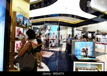 ---Fichier-clients achètent et les produits de beauté d'Estée Lauder à l'Haitang Bay DFS (duty free shop) Mall de la ville de Sanya, Chine du sud de Hainan Banque D'Images