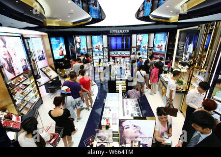 ---Fichier-clients achètent et les produits de beauté d'Estée Lauder à l'Haitang Bay DFS (duty free shop) Mall de la ville de Sanya, Chine du sud de Hainan Banque D'Images