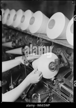 High Point, Caroline du Nord - les textiles. Fils de Pickett Mill. Opérateur de lève-vitre - close-up of hands Banque D'Images