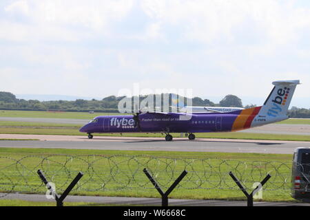 A de Havilland DHC-8 Dash8 atterrissage à l'aéroport de Manchester crédit : Mike Clarke / Alamy stock photos Banque D'Images