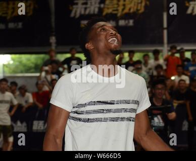 Star de la NBA Donovan Mitchell montre ses compétences de basket-ball pendant le 'roi de jeu amateur' à Shanghai, Chine, le 29 juillet 2018. Banque D'Images