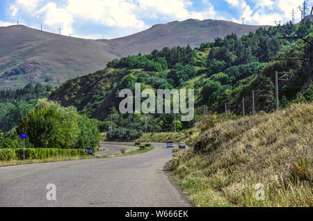 Route à travers les montagnes, au milieu des arbres menant à la haute-montagne dans le lac Sévan Gegharkunik Région de l'Arménie Banque D'Images