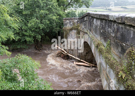 Reeth, Swaledale, North Yorkshire UK. Le 31 juillet 2019. Météo britannique. Comme des eaux dans l'Reeth dommage à la propriété devient clair et le nettoyage commence. Crédit : David Forster/Alamy Live News Banque D'Images