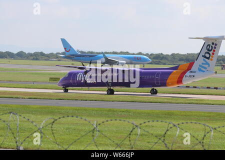 A de Havilland DHC-8 Dash8 atterrissage à l'aéroport de Manchester crédit : Mike Clarke / Alamy stock photos Banque D'Images