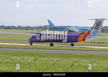 A de Havilland DHC-8 Dash8 atterrissage à l'aéroport de Manchester crédit : Mike Clarke / Alamy stock photos Banque D'Images