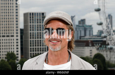 Brad Pitt assistant à un photocall pour Il était une fois... À Hollywood, qui a eu lieu au Corinthia Hotel, Londres. Banque D'Images