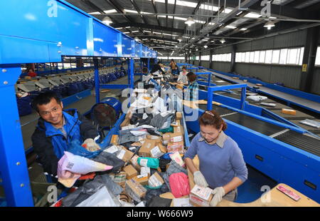 --FILE--travailleurs chinois trier les colis, dont la plupart sont des achats en ligne, à un centre de distribution de ZTO Express dans la région de Huai'an city, East China' Banque D'Images