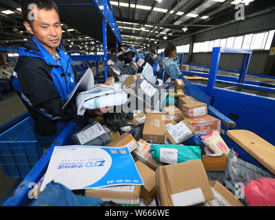 --FILE--travailleurs chinois trier les colis, dont la plupart sont des achats en ligne, à un centre de distribution de ZTO Express dans la région de Huai'an city, East China' Banque D'Images